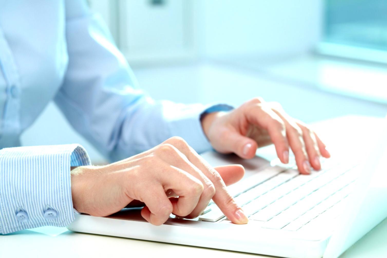 Persona revisando documentos financieros con calculadora